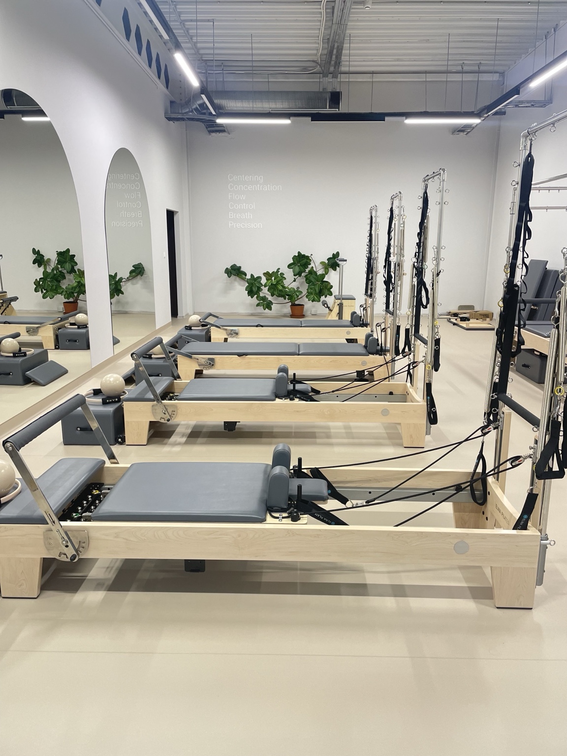 Gaiša MOVE Pilates studija ar Reformer trenažieriem Piņķos